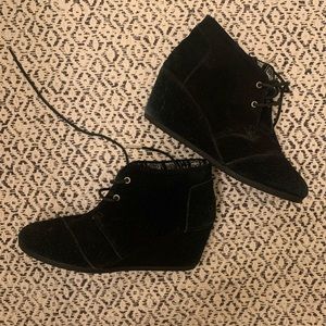 TOMS 8.5 Black Wedges